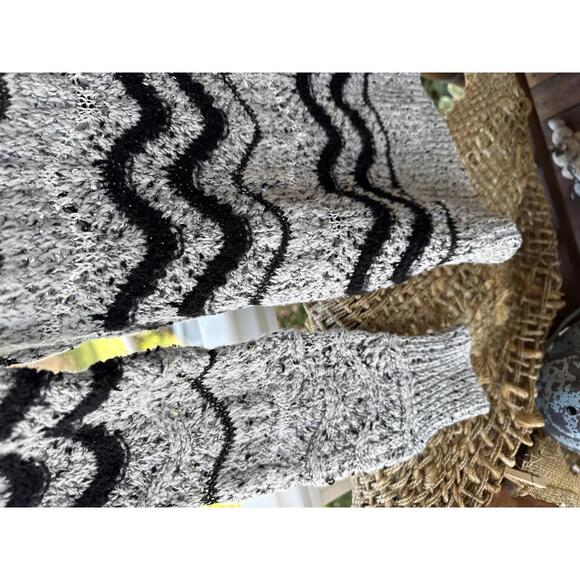 Maurices Women's Crew Neck Sweater Black and Gray Zigzag Pattern - Picture 4 of 5